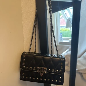 Väska  - Liten fin väska, köpt från Shein, aldrig andvänd 