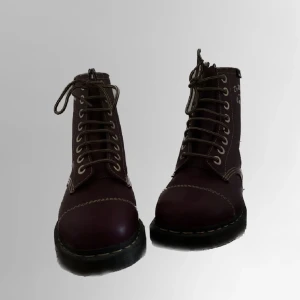 Dr Martens ”Cappers” - Vinröda Dr Martens med air cushion sole. Strl 38 och aldrig använda utomhus, dvs bra skick