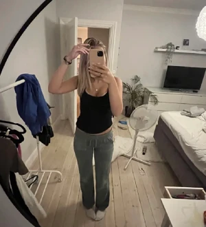 Juicy couture byxor  - säljer mina gröna juicy byxor då de inte kommer till användning längre!  en utav den silvriga saken har åkt  av. men annars jätte bra skick! LÅNADE BILDER 💕