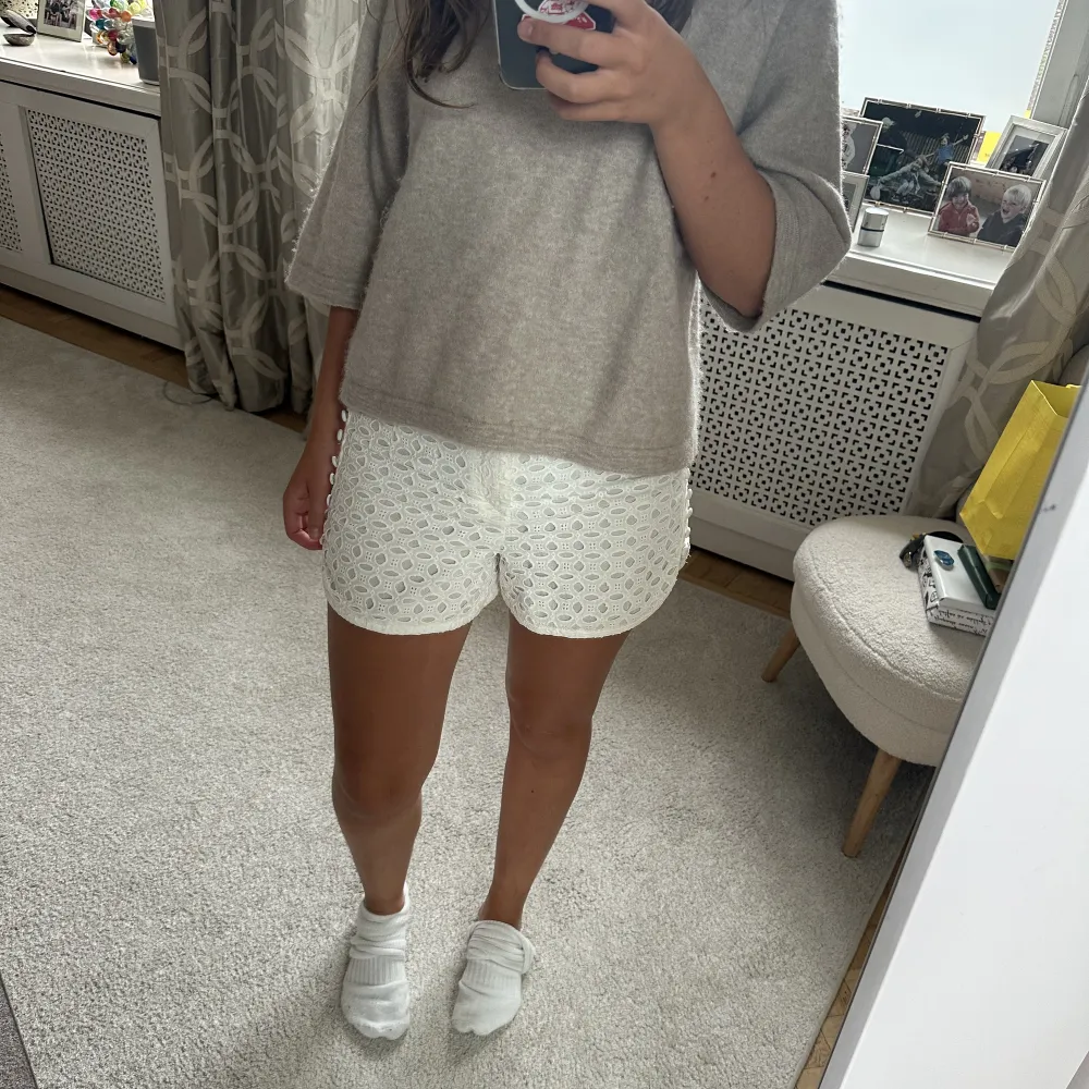 Söljer dessa mid waist vita shorts från zara som är så söta!😍💗. Shorts.