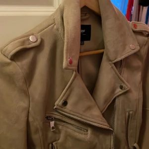 Midjekort jacka  - Jacka inköpt på Pull and Bear i januari 2021. Mycket fint skick. Knappt använd. 