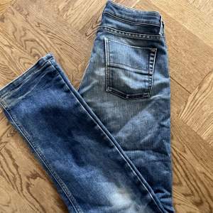 Vintage lågmidjade Filippa K jeans. Rak/utsvängd modell. 