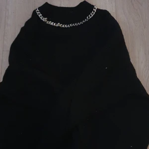 Stickad tröja - Säljer denna oversized sköna tröjan med en cool guld kedja. Någolunda nopprig men fof väldigt snygg. Kontakta gärna om du är intresserad eller har frågor💗