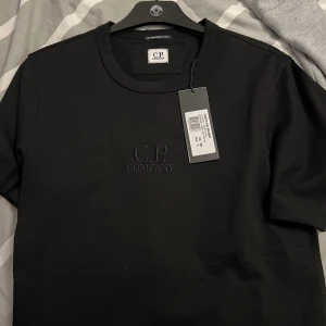 CP Company tröja - Säljer en CP Company t-shirt, helt ny med tagsen kvar. nypris 1300
