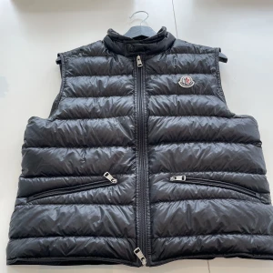 Moncler gui down gilet väst - Säljer nu min moncler väst, den är superfint skick och väldigt sparsamt använd. Inga hål eller likande i den. Kvitto finns och följer med. Strl 2/M Bara att höra av dig om du har frågor. Mvh Adam