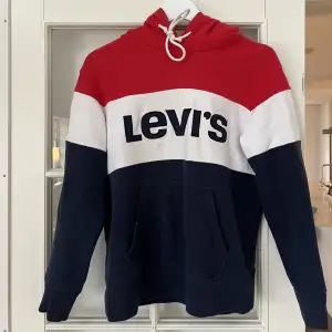 Säljer min Levis hoodie i storlek XS💫Pris kan diskuteras. Alla kläder kommer självklart tvättas en extra gång innan leverans📦