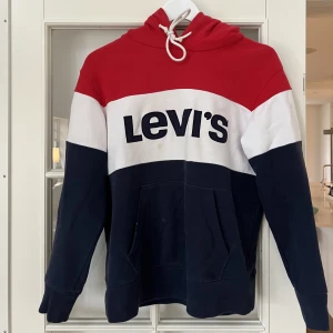 Levis hoddie - Säljer min Levis hoodie i storlek XS💫Pris kan diskuteras. Alla kläder kommer självklart tvättas en extra gång innan leverans📦