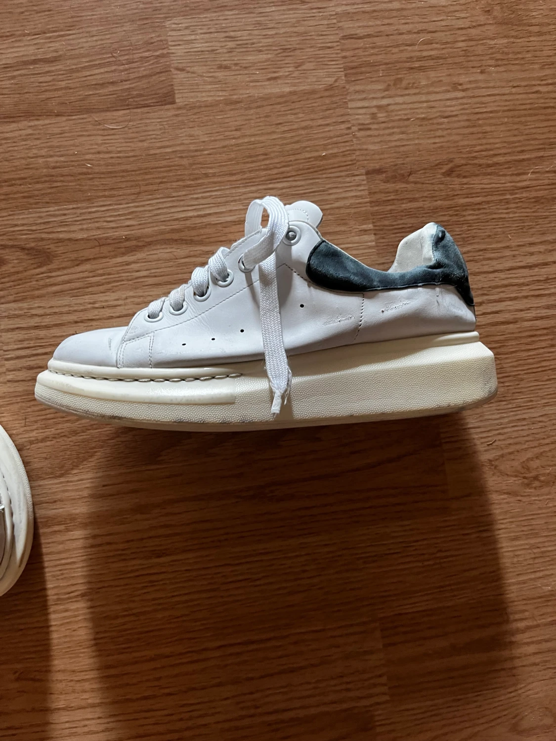 Säljer sneakers  - 90