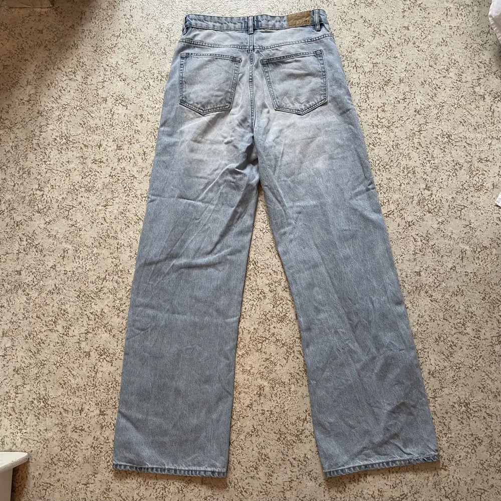 Blåa vida jeans från lager 157 i modellen boulevard ⚠️obs, liten, liten gräsfläck på höger bakficka, se bild⚠️ köparen står för frakten och priset går att förhandla . Jeans & Byxor.