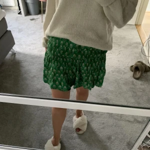 Kjol zara - Kjol från zara. Barnstorlek 13-14 år men skulle säga att den passar XS-S också! Bra skick