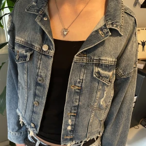 jeansjacka - Lite croppad jeansjacka från H&M i nyskick⭐️