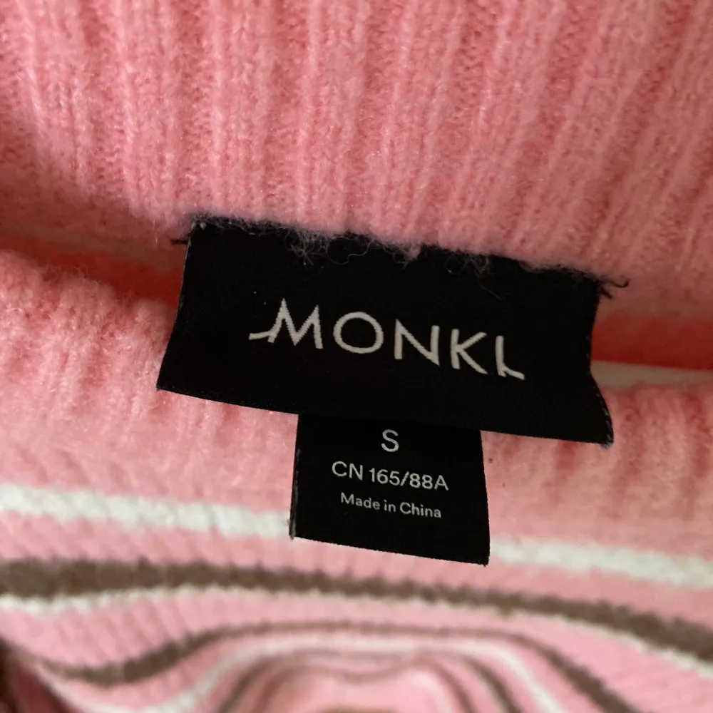 Jag säljer denna fina tröjan ifrån Monki som jag verkligen älskar men behöver mer plats i min garderob. Den är använd men är absolut inte nopprig eller förstörd på något sätt!💗 Tryck gärna på köp nu!. Stickat.