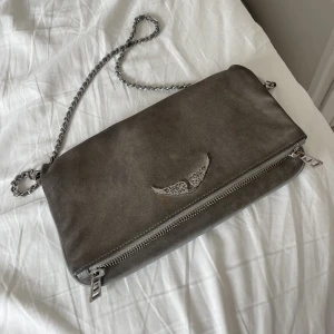 Zadig väska - Säljer min Zadig väska som jag haft i 1,5 år. Färgen är grå/beige och silver detaljer. 