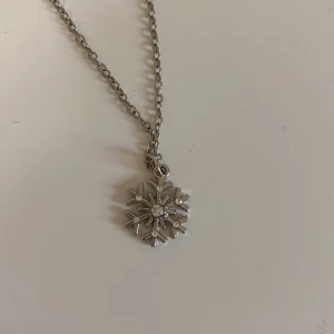 Halsband - Ett helt  oanvänt super gulligt halsband! Det är i silver (obs inte äkta). 