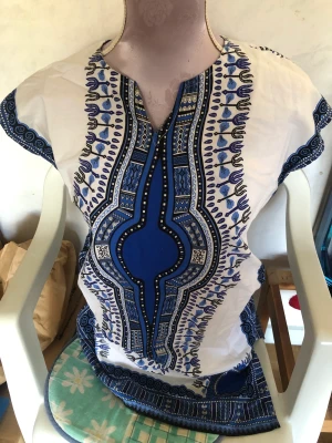 Dashiki blått/vitt  - Dashiki i fint skick, tyvärr för liten för mig. Storlek xs. Afrikansk tunika/klänning. Skickar efter mottagning betalning