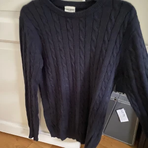 John Henric tröja  - Säljer denna assnygga stickade tröjan från John Henric i strlk S. Nypris 800 mitt pris 300