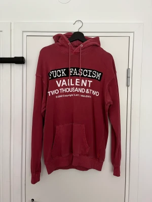Hoodie Vailent - Vinröd Vailent hoodie, köpt på Carlings.