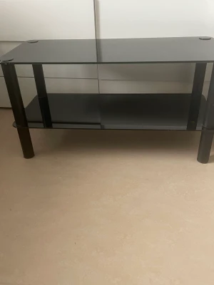Litet bord - Bra skick bord som fungerar t.ex till tv, priset kan diskuteras vid snabb pris, du får komma och ta den. Vid mer info, fråga mig! 