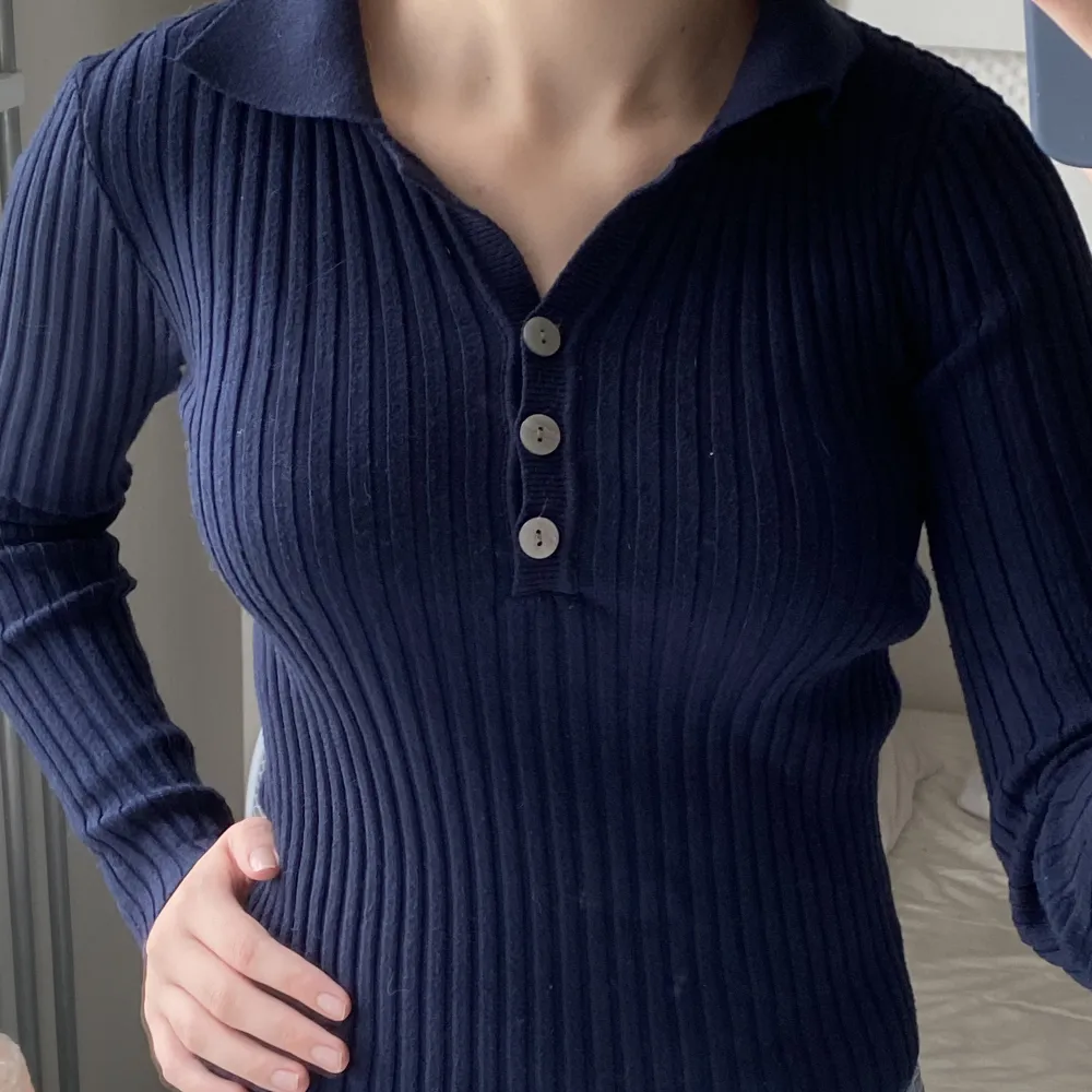 En mörkblå tröja i randigt mönster från shein. I toppskick pga. att jag endast använt den ett fåtal gånger. Tröjan tvättas, noppras och rullas med klädvårdsrulle innan leverans.💞💗. Toppar.