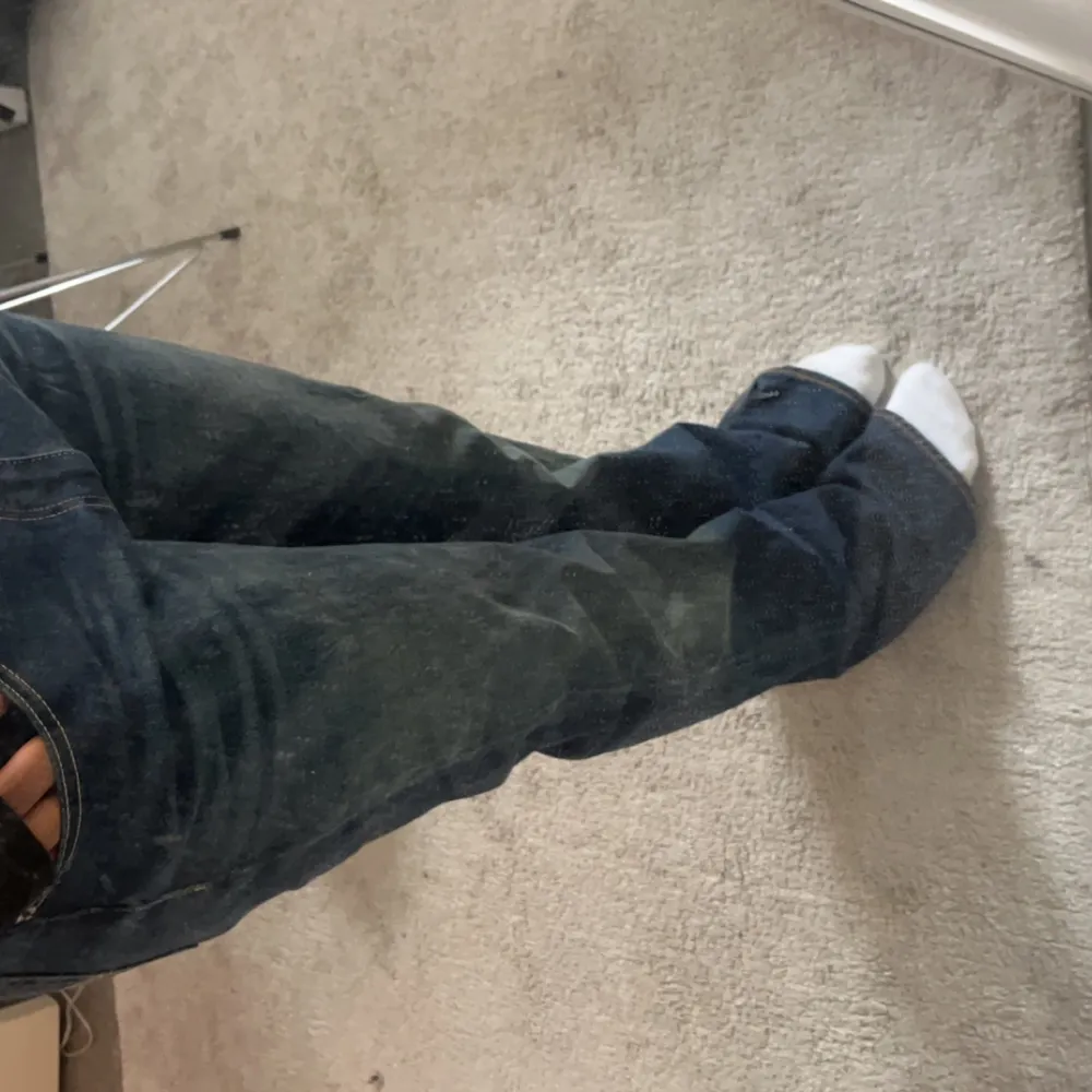 Säljer dessa lågmidjade flared Levis jeans i storlk M, de är för långa för mig som är 172 men går änkelt att sy upp💗. Jeans & Byxor.