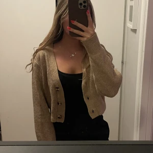 Brun/beige stickad kofta - En brun/beige stickad kofta från Hm som knappt är använd! Jättebra skick och strl M men passar även xs/s om man vill ha den lite större🥰