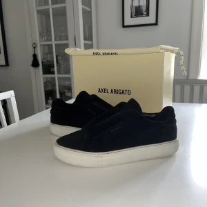 Axel arigato clean 360 mocka  - Snygga skor från Axel arigato. Storleken är 41. Skick 8/10 pga lite defekter på mockat men inget som man tänker på. Köpta på Axel arigato i Göteborg. Nypris 2300. 