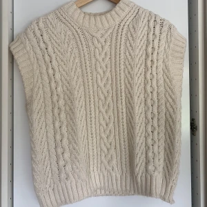 Stickad väst - Stickad väst från H&M. Strl: s.   Använd fåtal gånger, fint skick! 
