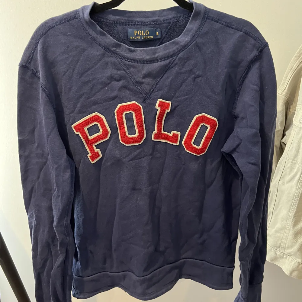 Mörkblå sweatshirt från Ralph Lauren  Använd i bra skick Nypris 899kr Skick 8/10. Tröjor & Koftor.