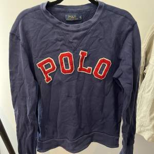 Mörkblå sweatshirt från Ralph Lauren  Använd i bra skick Nypris 899kr Skick 8/10