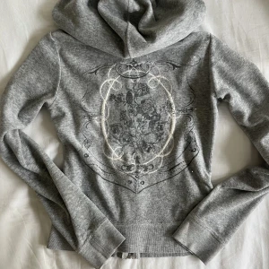 Juicy couture tröja - Vintage juicy couture tröja köpt second hand💞 Sååååå snygg!!! Skriv om du vill ha fler bilder😅 Priset kan diskuteras 
