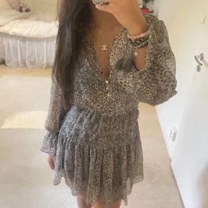 snygg klänning zara - Zara klänning med leopard-mönster i fint skick, använd fåtal gånger! Kan användas som kjol