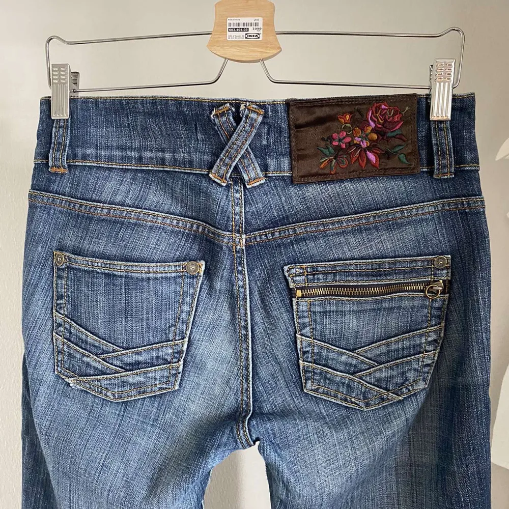 Intressekoll på mina low/mid rise bootcut jeans. Säljer då de inte passar mig i storlek. Jättebra skick!💕. Jeans & Byxor.