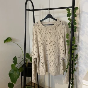 Stickad tröja - Säljer denna fina stickade tröja från Weekday 