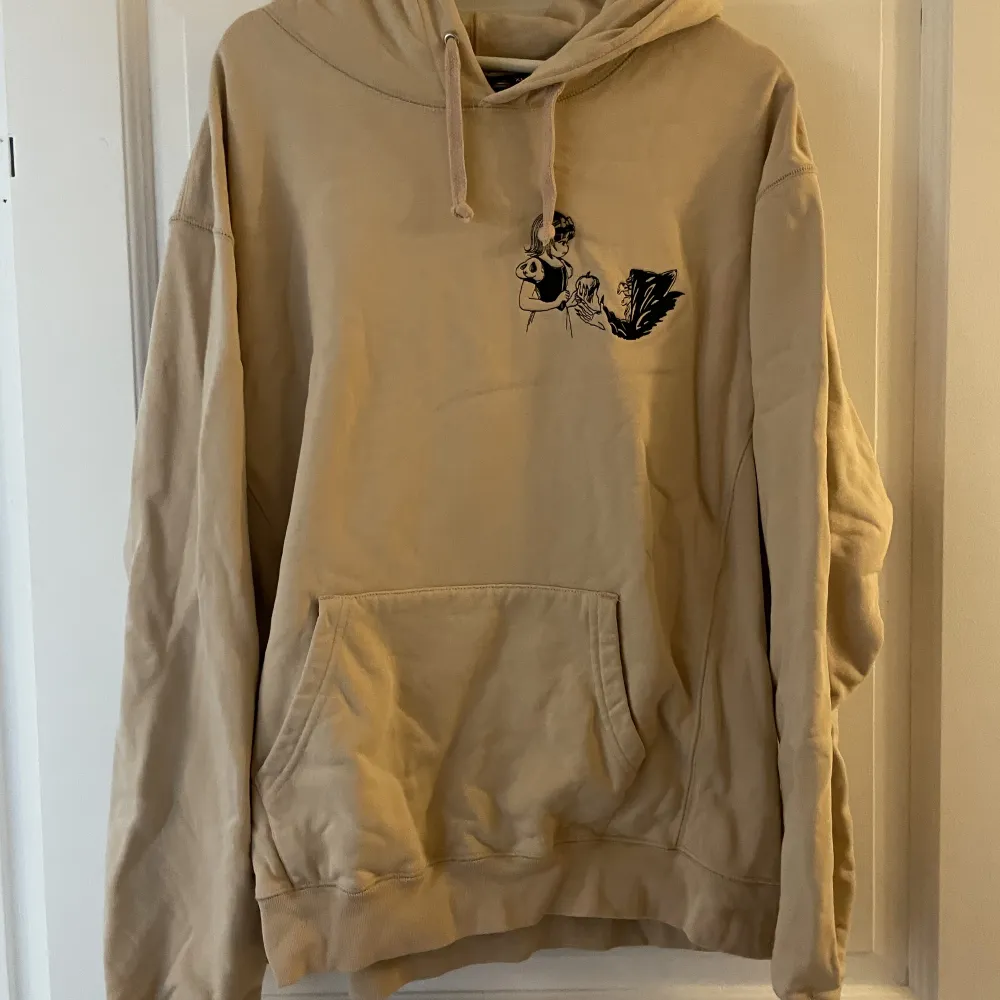 Broderad hoodie med snövit-tema köpt i Derschutzes butik i London förra året! Bara använd ett fåtal gånger och grovt reducerad i pris. Kan mötas upp i Stockholm eller frakta! 💖. Hoodies.