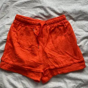 Orangea shorts 🩳som är jättesköna och perfekta när man behöver lite färg i outfiten. 💕
