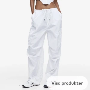 Vita byxor - Vita parachute byxor, använda endast en gång på ett event.  Kan mötas upp i Stockholm, Kungsholmen eller skickas med post då köparen står för frakten. 