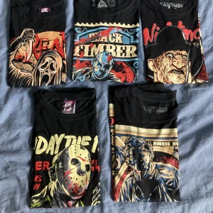 Graphic tees till salu!  - 5 stycken graphic tees till salu!, alla är använda fåtal gånger. Trycket sitter fortfarande bra, 1 för 200kr 2 för 350kr. Storleken S sitter lite tajt enligt mig, jag har storleken S men M sitter bra på mig. För fler bilder eller frågor skicka ett dm!