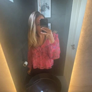 Blus från bikbok - Säljer min fina slutsålda och populära blus från bikbok i strl S. Den är i väldigt bra skick o säljer tyvärr för jag tröttnade lite💘💘