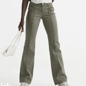 H&M gröna jeans - Hej säljer dessa jeans i storlek 36!😊😍 tar emot bud från 400kr❤️🫶