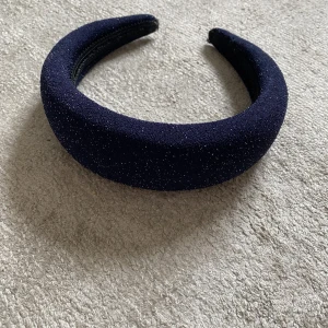 Glittrigt marinblått hårband - År tyvärr för stort för mig