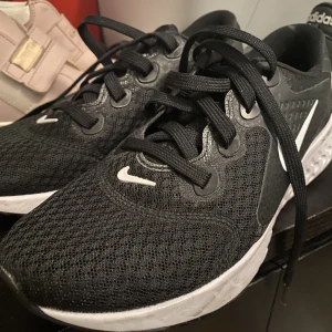 Nike skor - Säljer dessa träningsskor, knappt använda i storlek 38 