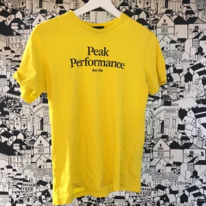 Peak performance t-shirt  - Peak performance t-shirt i gott skick. I annonsen ser plagget ljusare ut än vad det gör men inte så mycket.
