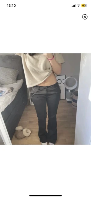 Lågmidjade kostymbyxor! - Köptes här på plick men dem var alderless för korta och stora för mig och därför säljer jag vidare!  Super fint skick! Vill få dem sålda snabbt så pris går att diskutera vid snabb och smidig affär!! Bilderna är lånade från tjejen jag köpte av!