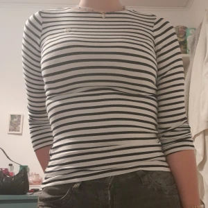 randig tröja  - Seljer den för att jag inte använder den längre. Fast den är mjuk och skön att ha på sig. Och det är igentligen en barn tröja fast den passar en S