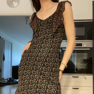 BLOMMIG KLÄNNING - Söt flamenco inspirerad klänning. jättesöt och skönt. aldrig använd och jättesöt! 💃🏻🌹