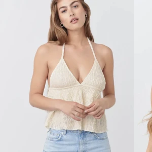 Vit topp 🤍 - Jättesöt topp som endast är använd en gång så i väldigt fint skick! Storlek xs 🤍