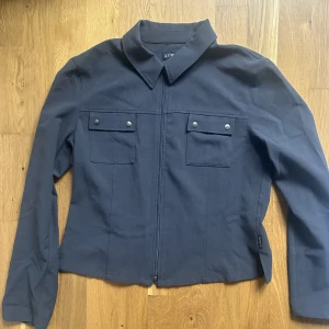 Overshirt från Armani - Perfekt jobboutfit med snygg design från Armani! Använt ett fåtal gånger 