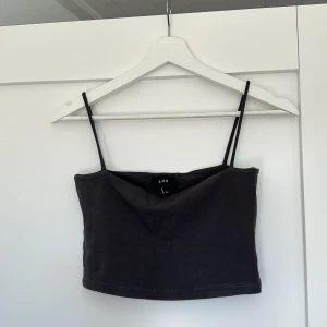 Topp från lxa - Säljer denna grå toppen från lxa❤️ använd en gång 