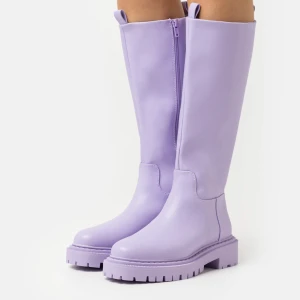 Boots från monki - Jättefina boots från monki, använd 1 kväll så super fint skick. Storlek 40 Nypris 600 kr.