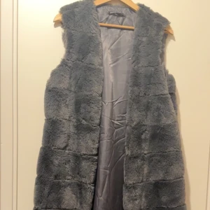 Pälsväst  - Som ny 100:-